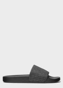 Черные шлепанцы Michael Kors с брендовым принтом, фото