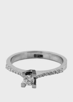 Золотое помолвочное кольцо с бриллиантами, фото