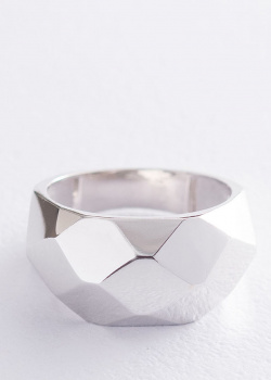 Граненое кольцо из белого золота, фото