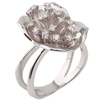 Золотое кольцо в виде цветка с бриллиантами, фото