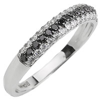 Золотое кольцо с дорожкой из белых и черных бриллиантов, фото