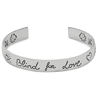 Незамкнутый широкий браслет Gucci Blind for love из серебра с романтичной гравировкой, фото