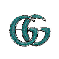Эмалированная брошь зеленого цвета Gucci GG Marmont в виде эмблемы бренда, фото