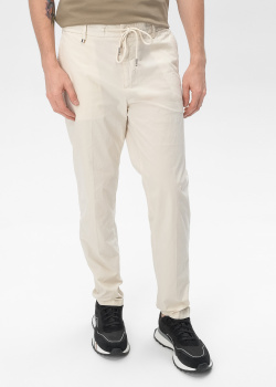 Мужские брюки Hugo Boss молочного цвета, фото