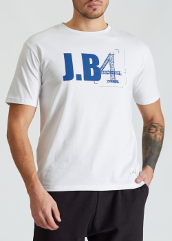 Белая футболка J.B4 Just Before с фирменным принтом, фото