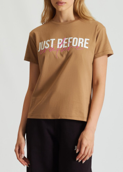 Коричневая футболка J.B4 Just Before с брендовой надписью, фото