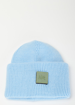 Голубая шапка J.B4 Just Before с брендовой нашивкой, фото
